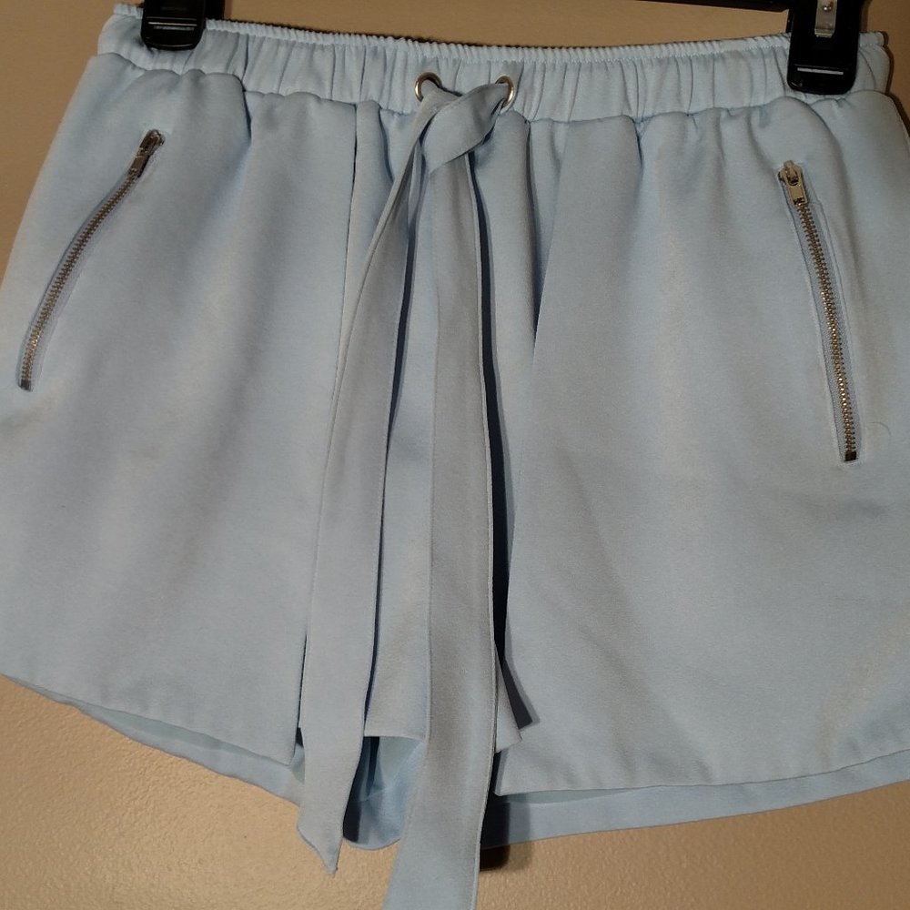 E.SSUE WOMEN'S ELASTIC WAIST SIDE ZIPPER POCKET SHORT - SIZE MEDIUM